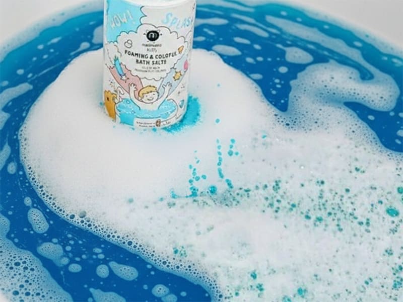 Sel de bain bleu qui mousse et colore - Nailmatic